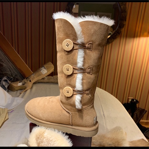 UGG Shoes - 🎁🎄Triple Button Gorgeous Ugg like New s 8.5❗️🎁
